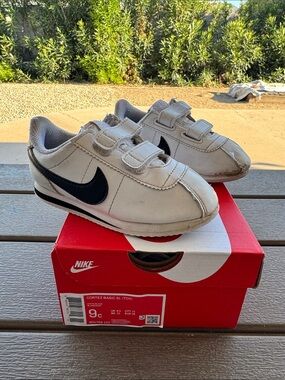Nike Kids White Sneakers with Black Swoosh Velcro toddler size 9